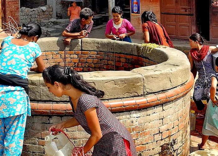 Mujeres extraen agua de un pozo en Nepal. FOTO: WikimediaImages/Pixabay